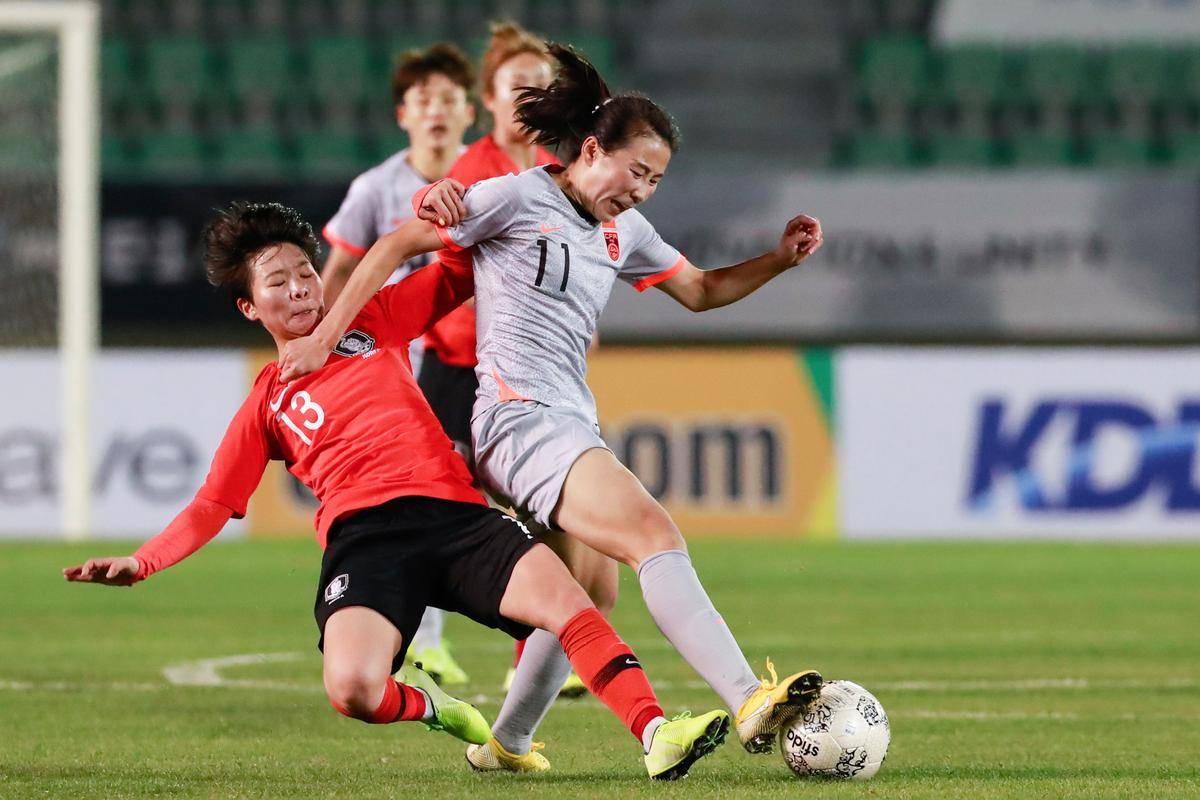 英勇拼搏中：女足选手挺身而出